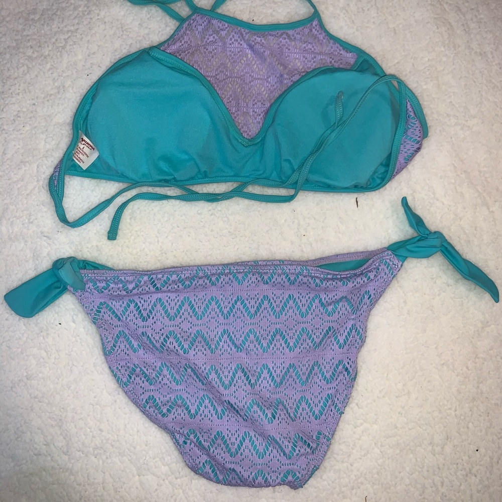 Bikini - Picture 2 of 3